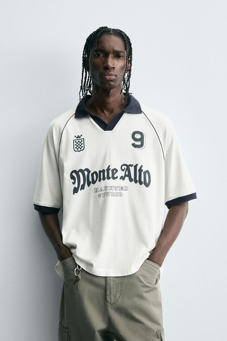 Nuestras Marcas Favoritas Se Marcan Gol Con La Tendencia De Otono Que No Veiamos Venir Polos De Inspiracion Futbolera Con Aires Retro