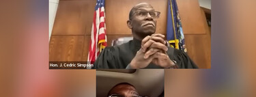 "¿¡Está usted conduciendo!?". Un acusado sin carné se presenta por videoconferencia al volante de su coche y el juez flipa