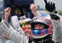 Damon Hill le calienta los cascos a Button