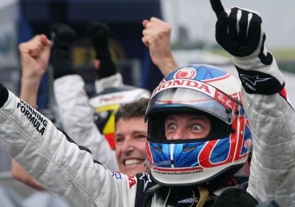 Damon Hill le calienta los cascos a Button