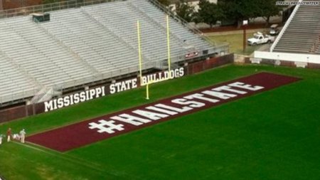 Un equipo de fútbol americano pinta un hashtag gigante en su estadio