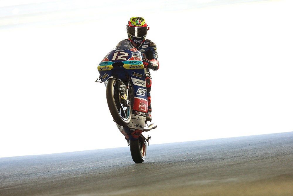 Marco Bezzechi da un golpe de efecto en Moto3 con la caída de Jorge Martín