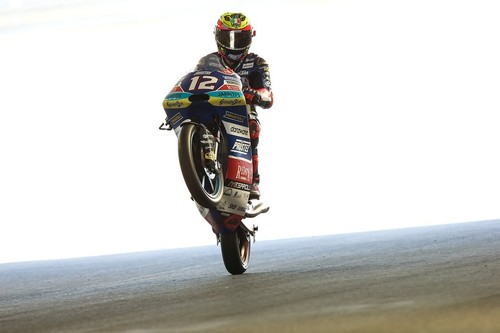 Marco Bezzechi da un golpe de efecto en Moto3 con la caída de Jorge Martín