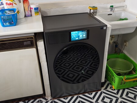 La lavadora en su hueco del lavadero de la segunda planta. Subirla aquí fue realmente divertido | Imagen: Xataka