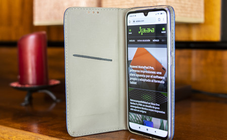 Fundas de libro para móviles y la delgada línea que separa la seguridad del buen gusto 