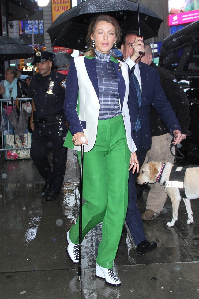 blake lively traje chaqueta look