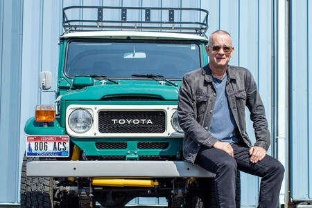Tom Hanks limpia el garaje: tres de sus coches a subasta, incluyendo un Toyota Land Cruiser FJ40 y un Tesla Model S