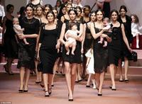 Homenaje a la "mamma": desfile de Dolce & Gabbana con embarazadas, bebés y niños