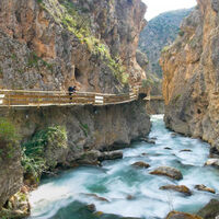 No es el Caminito del Rey, pero recorrer este sendero sobre un río en Granada también es una experiencia inolvidable 