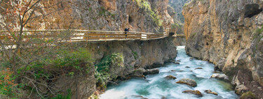 No es el Caminito del Rey, pero recorrer este sendero sobre un río en Granada también es una experiencia inolvidable 