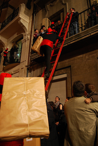 Paje subiendo al balcón