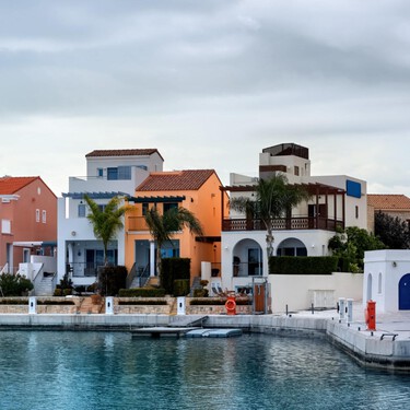 Una familia alquiló una villa de ensueño para sus vacaciones. Justo antes de llegar les avisaron de que había gente dentro