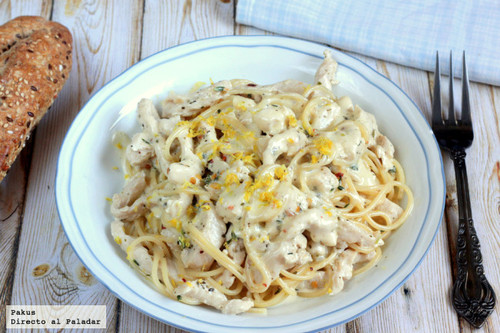 Recetas para toda la familia: ensalada de langostinos, rúcula y papaya, costillas milanesa y cuadrados de tarta de queso 