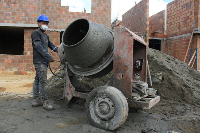 Hombre haciendo cemento