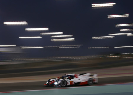 Toyota TS 050 en el circuito de Bahrein