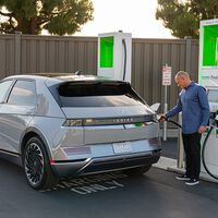 Otro bache para el auto eléctrico: los cargadores se saturan tanto en vacaciones, que harás fila y no podrás cargar al 100%
