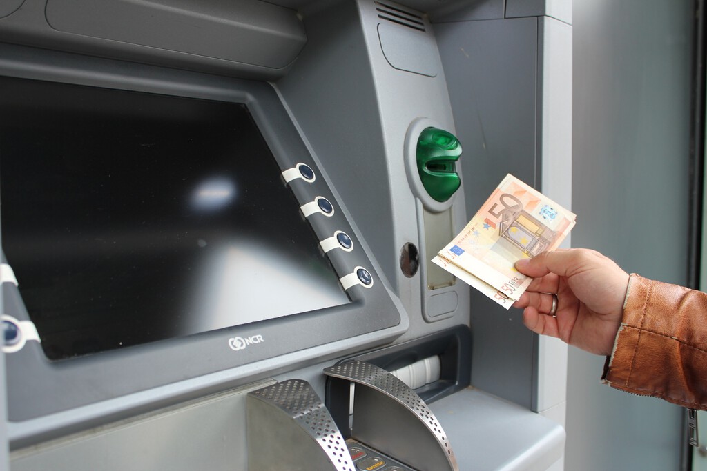 Mientras el mundo avanza hacia la muerte del efectivo, el Banco de España tiene un consejo: guarda 70 euros en casa