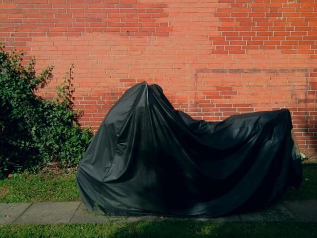 Gasta el sueldo anual en fundas para la moto esperando que aparezca una nueva debajo (Inocentada)