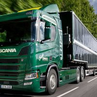 Electrificar los camiones es el gran reto del transporte por carretera: la mejor solución puede estar en su techo