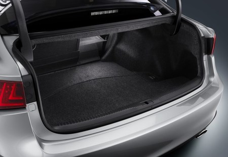 Lexus IS 300h maletero