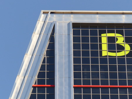 ¿Eres cliente de Bankia o CaixaBank? Así te afectará la futura fusión de estas entidades