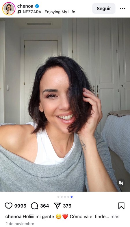 El dormitorio de Chenoa, todo en blanco y con molduras. / @chenoa