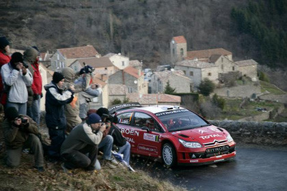 Sordo abandona y Loeb acaricia la victoria