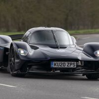 Compró un Aston Martin Valkyrie en millones de dólares y ya demandó a la marca: el motor es tan ruidoso que no escucha a las ambulancias 