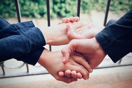 El poder del altruismo: ayudar a otros nos hace sentir menos solos (sobre todo si somos viudas)