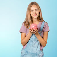 Cinco ideas prácticas para ayudar a tu hijo adolescente a gestionar su dinero