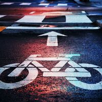 Los carriles bici en España son un desastre. El Gobierno y la DGT quieren arreglarlo estandarizándolos y separándolos del tráfico