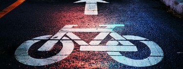 Los carriles bici en España son un desastre. El Gobierno y la DGT quieren arreglarlo estandarizándolos y separándolos del tráfico