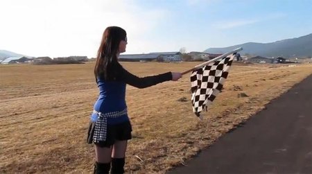 Otro vídeo comparativo entre motos y coches, en este caso contra el crono en 1/4 de milla