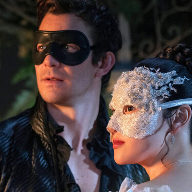 El actor que interpreta a Benedict en 'Los Bridgerton' explica por qué no reconoció a Sophie al principio de la temporada 4: "Está un poco ciego"