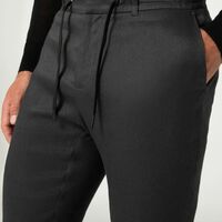 Porsche vende estos “pantalones para manejar”, y aún no entendemos cómo funcionan