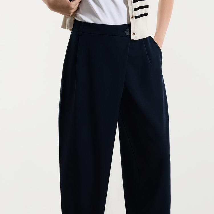Hose mit asymmetrischer Taille