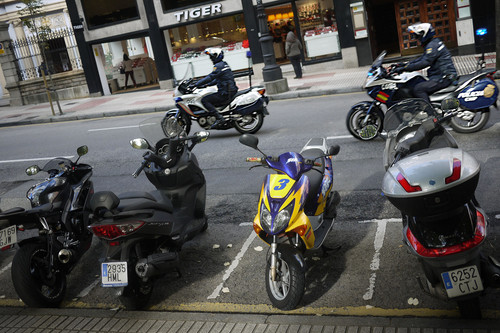 ¿Cuándo puedo aparcar una moto en la acera en España y que no me multen?