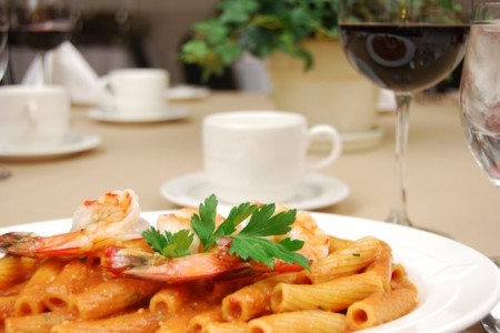 La comida de restaurante está colmada de grasas, calorías y sodio