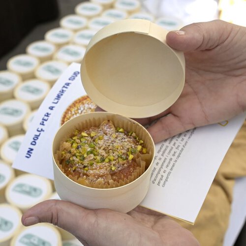 Así es la «Coca del Poble» de Paiporta, el dulce creado por alumnos de hostelería para ayudar a las panaderías tras la DANA
