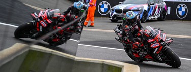 ¡De locos! Marco Bezzecchi se estrena con Aprilia gracias a una avería de Fabio Quartararo y una bandera roja salva a Marc Márquez