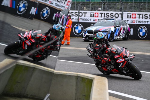 ¡De locos! Marco Bezzecchi se estrena con Aprilia gracias a una avería de Fabio Quartararo y una bandera roja salva a Marc Márquez