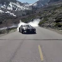 Sólo humo, ruido y muchas manos, así sube (de lado) Chris Forsberg una montaña sin música ni ensayos 