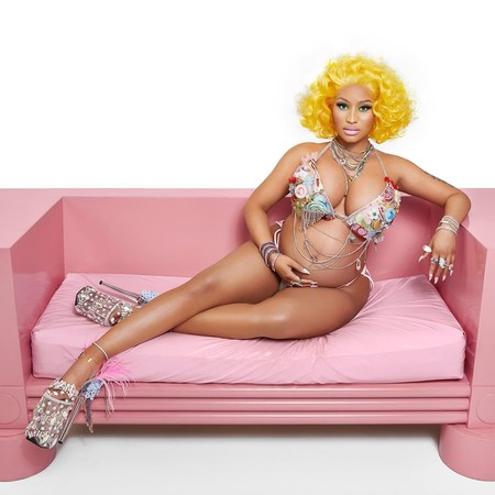 Nicki Minaj anuncia en Instagram el nuevo equilibrio de su eje gravitacional barriga-trasero, ¡está embarazada!