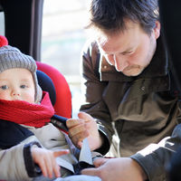 Por qué es muy peligroso llevar a los niños en la silla del coche con el abrigo puesto