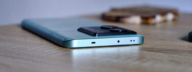 Ese agujero en la parte superior de tu móvil es vital para Android. Y no deberías taponarlo 