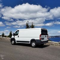 Esta furgoneta camper está camperizada por menos de 1.000 euros a base de imaginación y muebles de Ikea