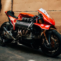 Ni una Ducati Panigale. La moto más salvaje jamás construida es una Ferrari con V8, 400 CV y alerones de caza. Cuesta como dos Porsche 911 GT3 RS