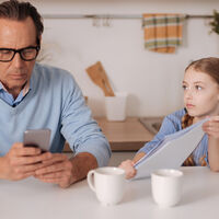 Cuando tus hijos reclamen tu atención, préstasela; no te hagas el distraído