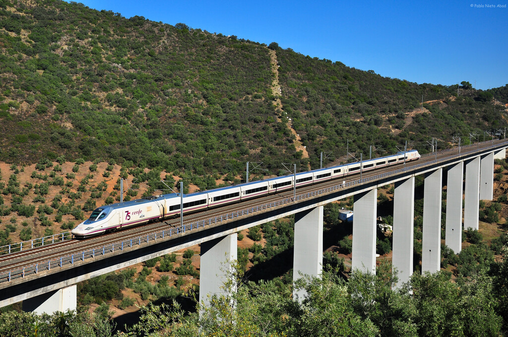 España está empeñada en unir Madrid y Barcelona a 350 km/h. Y ya ha dado el primer paso para conseguirlo