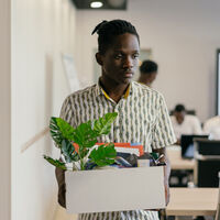 WhatsApp, SMS, videoconferencia, burofax, así tienes que comunicar el despido a un empleado para que sea válido 